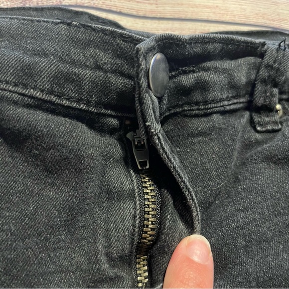 Black Forever 21 Cut Off Jean Shorts, Size 28 Waist - Picture 2 of 5